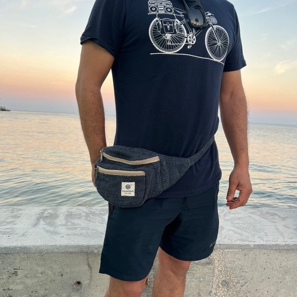 Sherpa Travel Fanny Pack Blue - Picture 3 of 10